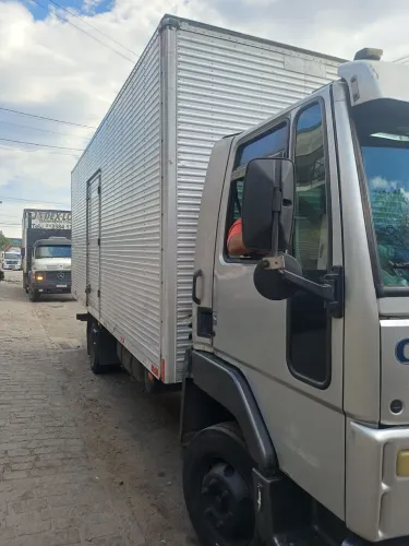 Ford cargo 815e baú 6.20mt fundo de chapa