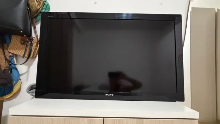 televisão Sony Bravia KDL-40BX425, 40 polegadas com tela de LCD.