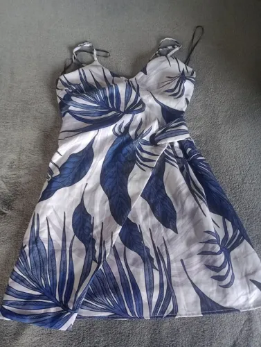 Vestido curto floral com zíper nas costas Tm. Pp