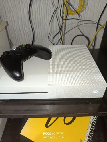 Xbox One S 500GB Na Caixa Controle Xbox One X, Carregador de Pilhas Inteligente + 3 Pares!