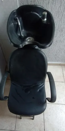 2 cadeira de barbearia reclinável ferrante,e lavatório ferrante em bom estado .