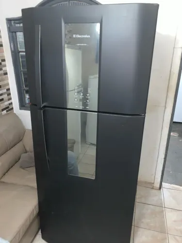 Geladeira frost free preta funcionando