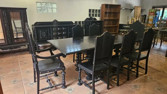 Mesa de madeira maciça com cadeiras