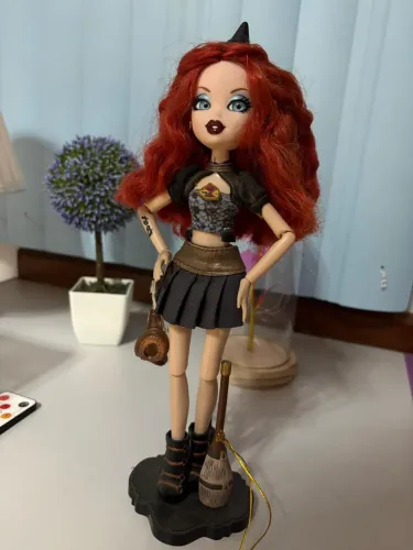 Boneca Meyganna Broomstix Bratzilla