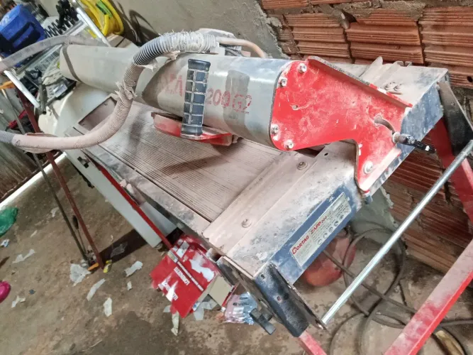 Vendo máquina de cortar piso elétrica