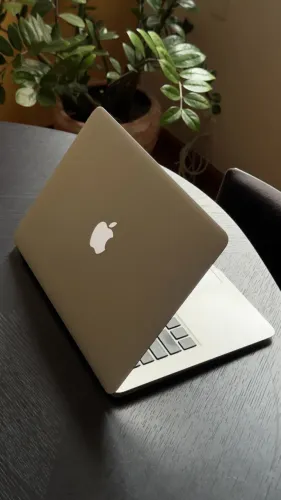 MacBook Air 13" | Intel Core i5 | 4GB RAM | Early 2014