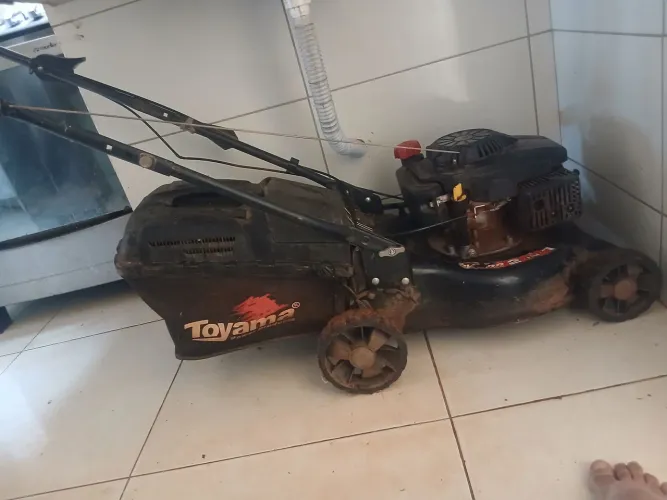 Máquina de cortar grama