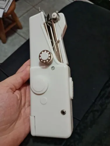 Mini máquina de costura sem uso, com manual em inglês