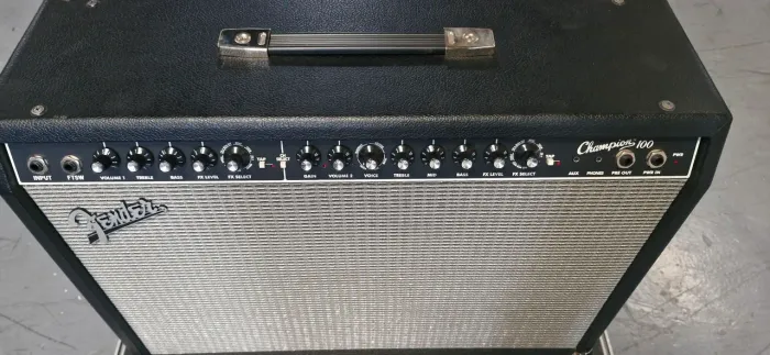 Amplificador de guitarra Fender Champion 100