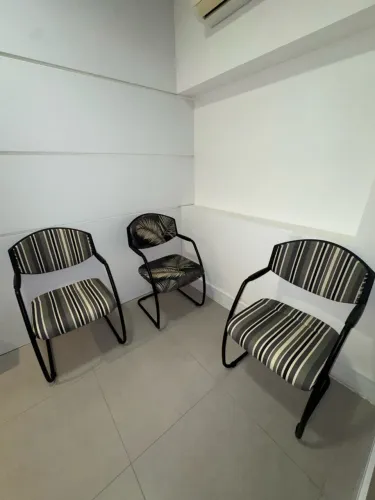 Cadeira estofada com braço estrutura metálica