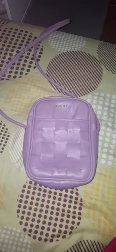 Bolsinha tiracolo Sapatella couro lilás