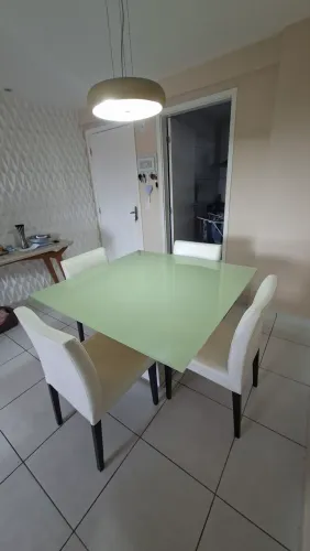 Mesa de jantar com 4 cadeiras 