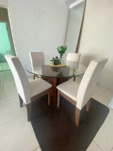 Mesa de jantar redonda com 4 cadeiras - vidro e estofado