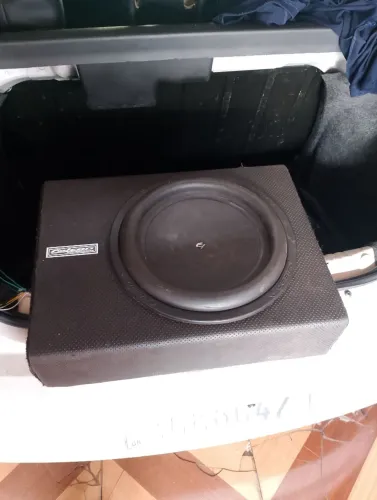 Vendo uma caixa de som