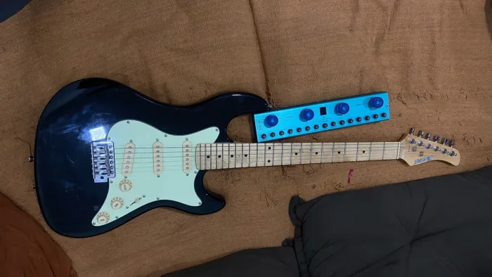 Guitarra sts100 strinberg + pedal tank-g