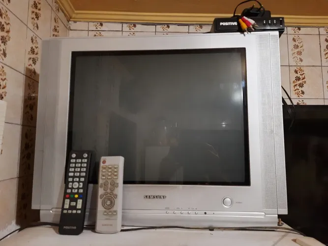 Tv de Tubo Samsung 21 Polegadas com Controles e Conversor.