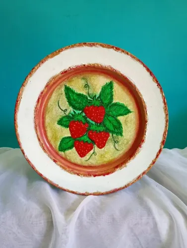 Prato decorativo de parede em metal pintado a mão com morangos no centro