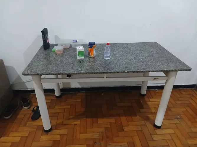 MESA SEMINOVA DE GRANITO.
