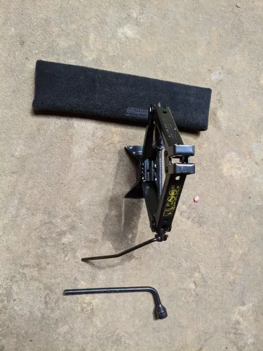 Kit macaco triângulo e chave de roda