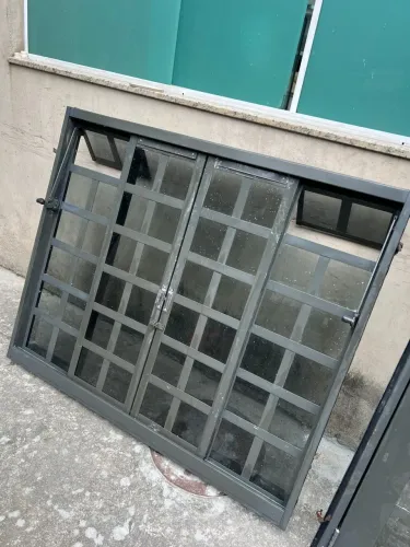 Porta e janela de ferro sasazaqui
