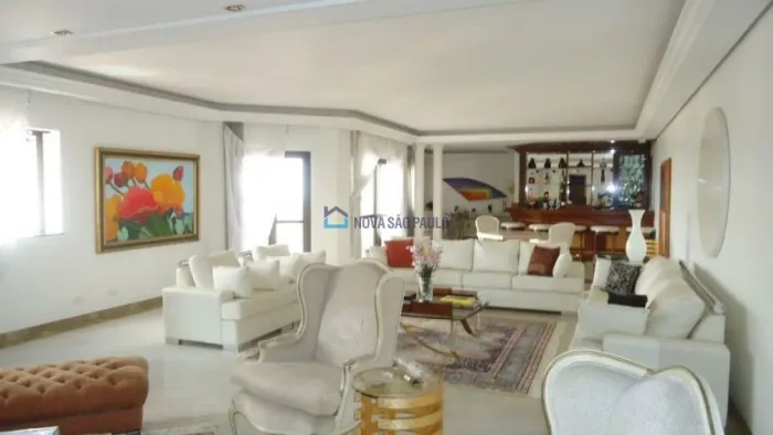 Mansão suspensa, resort privado, segurança ostensiva.