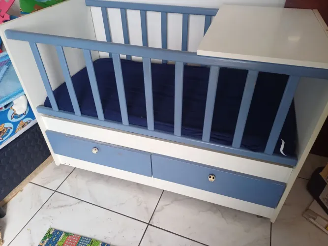 Vendo esse berço com roupa de cama cobertores e manta