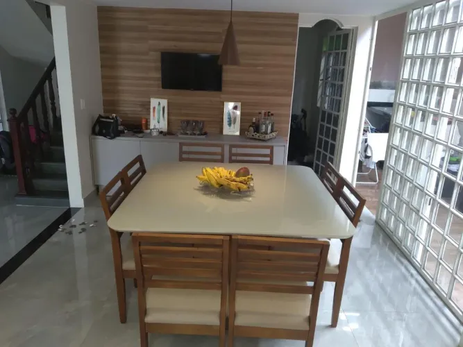 Mesa de madeira nova à pronta entrega