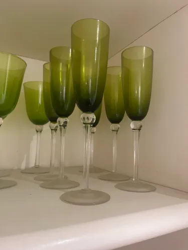 Taças de champanhe verde