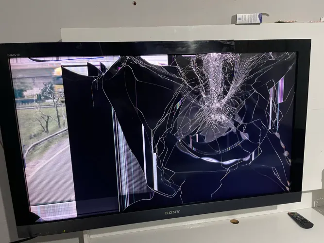 Vendo tv pra retirada de peças 