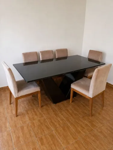 Conjunto de jantar mesas em madeira e 6 cadeiras estofadas