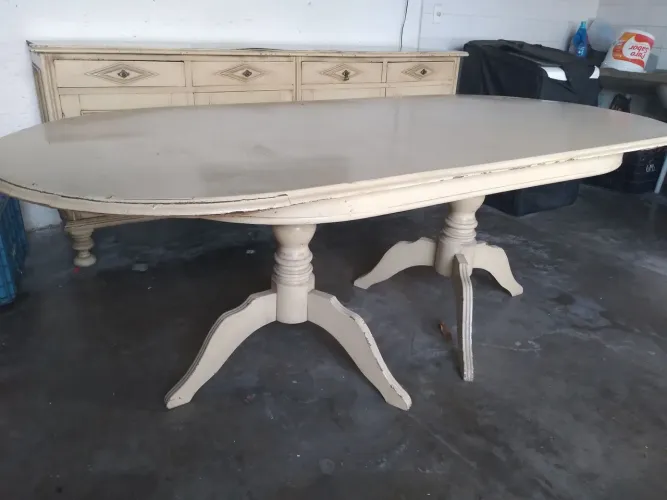 Mesa colonial com cadeiras