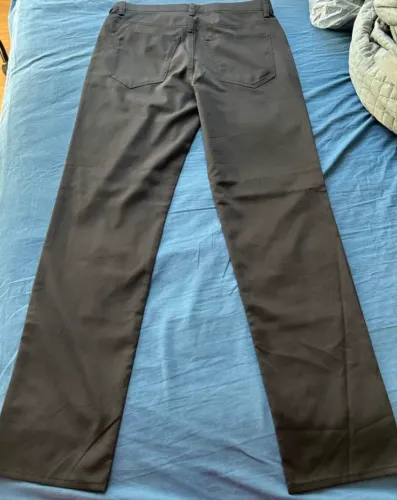 Calça preta  tamanho 38 no Brasil 