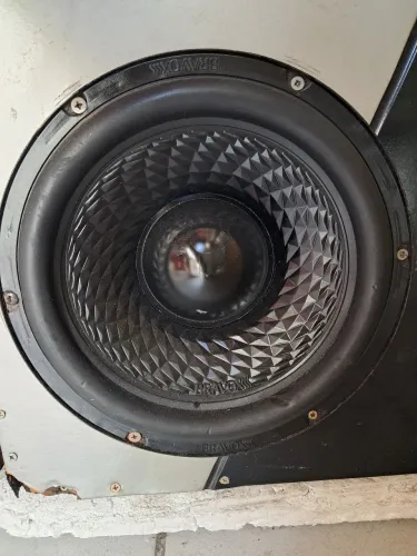 Subwoofer Bravox UXP peito de moça