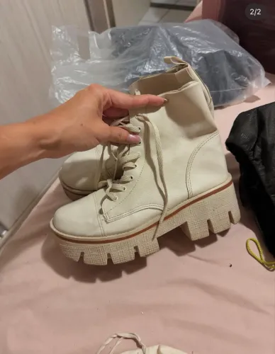 Bota/coturno off-white. N. 37