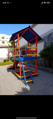 Playground Infantil de Madeira com Casinha e Escorregador