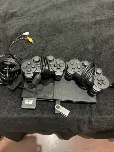 Ps2 com duas manetes e jogos na nuvem do pendrive