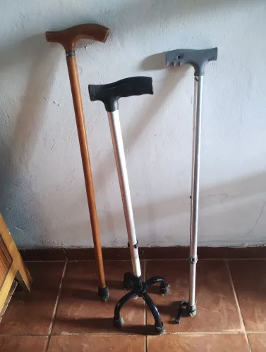 Vendo três bengalas 