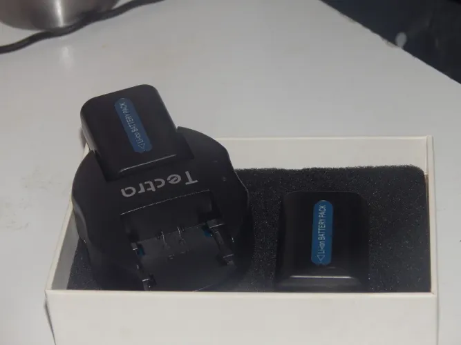 Kit 2 Baterias NP-FH50 2000mAh + Carregador Duplo USB (Semi-novo)
