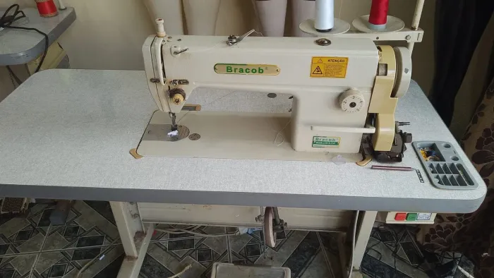Máquina de costura reta industrial seminova
