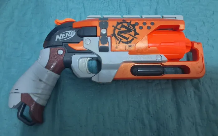 Lançador de dardos NERF Zombiestrike Hammershot