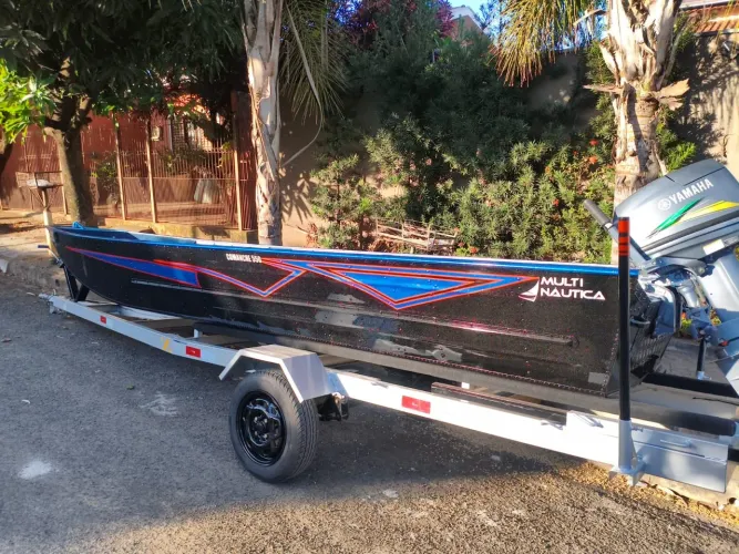 Barco multinautica e carreta com motor 25 hp yamaha