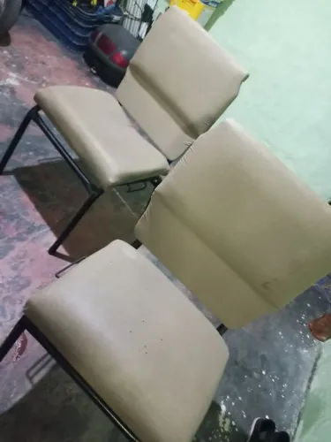 Cadeiras estofadas para igreja e escritório 
