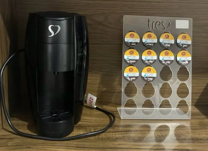 Cafeteira Espresso 3 Corações LOV Preta (220V) + Porta Cápsulas