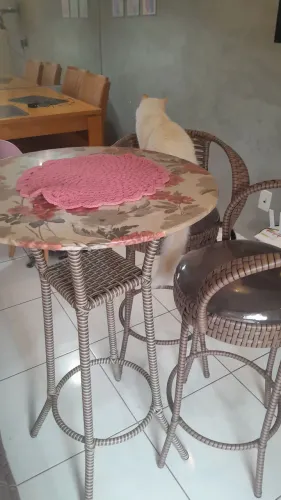 Vendo mesa pra varanda com 2 banqueta 