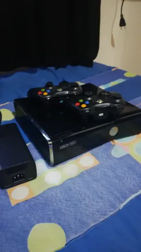 vende-se Xbox 360 desbloqueado e duas manete original