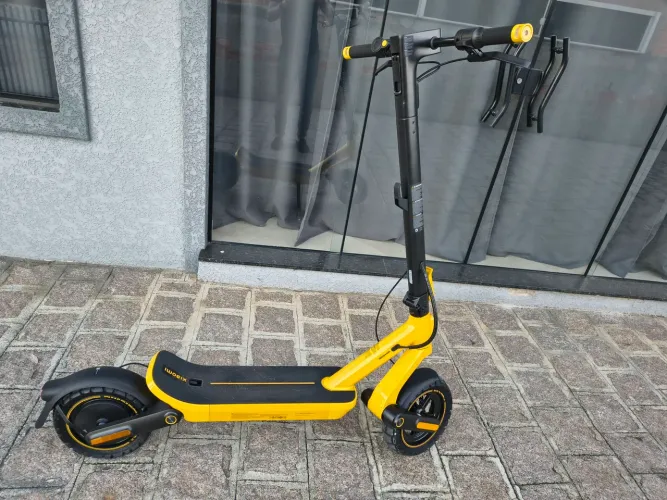 Patinete Scooter Xiaomi 6 Ultra 1.200w. suspensão dupla, até 72km de autonomia