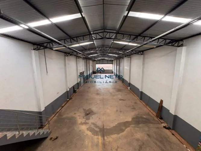 GALPÃO COMERCIAL DE ESQUINA PARA LOCAÇÃO