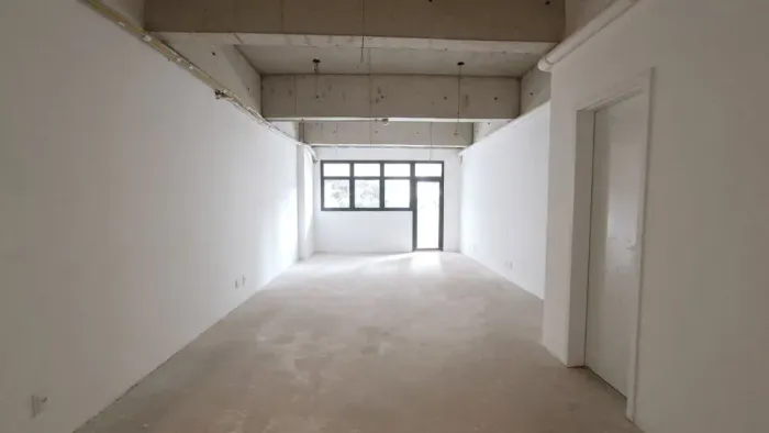 Sala comercial de 44,82 m² com banheiro, varanda e vagas rotativas no Edifício Quadria Ja