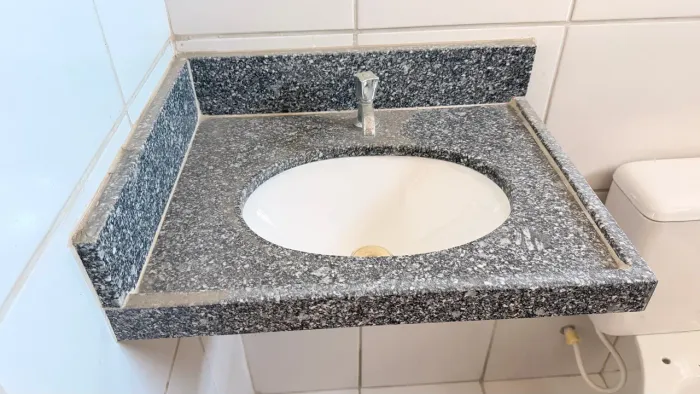 Vende-se pia de granito