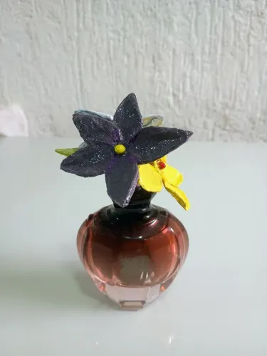Vasos e flores pequenos.
